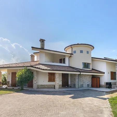 In Langa Villa